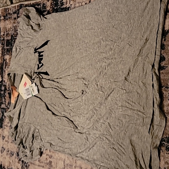 Shirt, new with tags - Picture 2 of 2